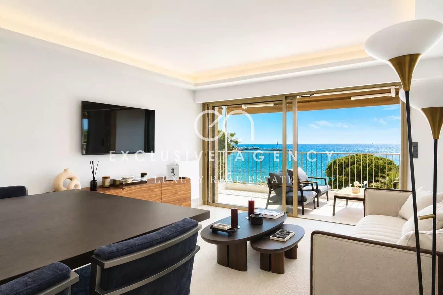 Appartement à Cannes avec vue mer Intérieur d'un appartement moderne avec vue sur la mer à Cannes, salon et terrasse