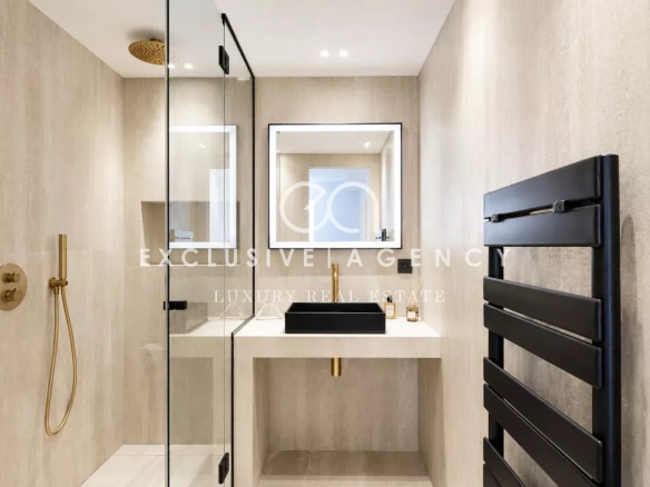 Salle de douche moderne avec douche à l'italienne et lavabo design.