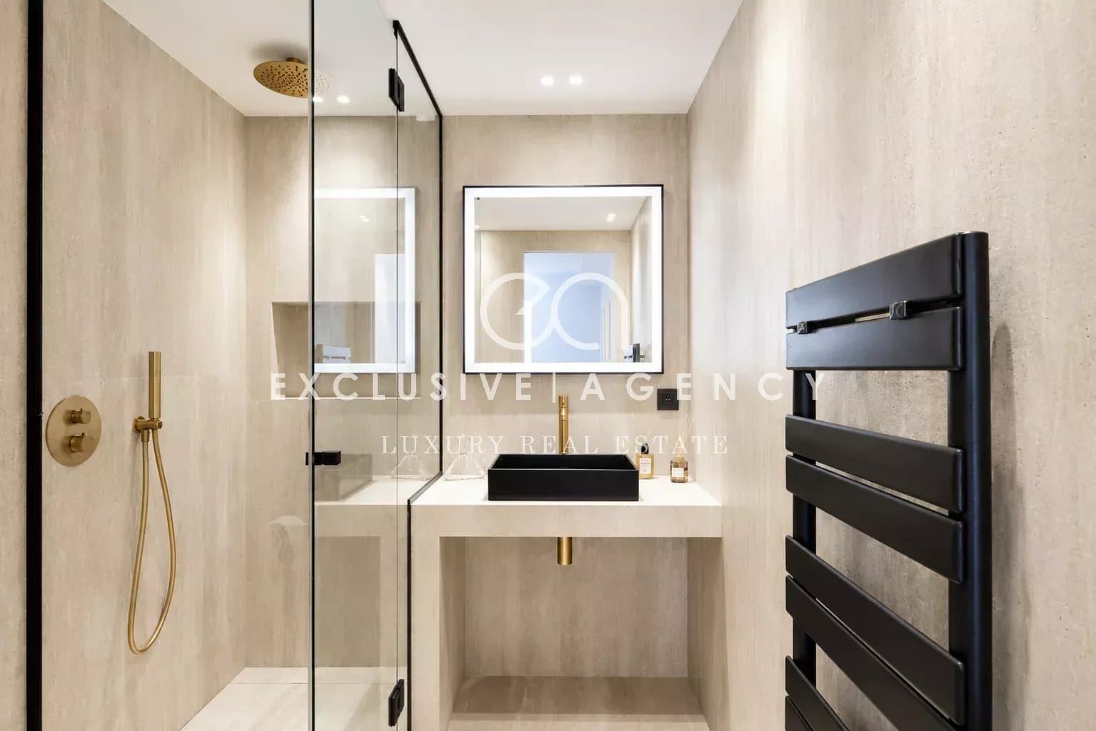 Salle de douche rénovée Salle de douche moderne avec douche à l'italienne et lavabo design.