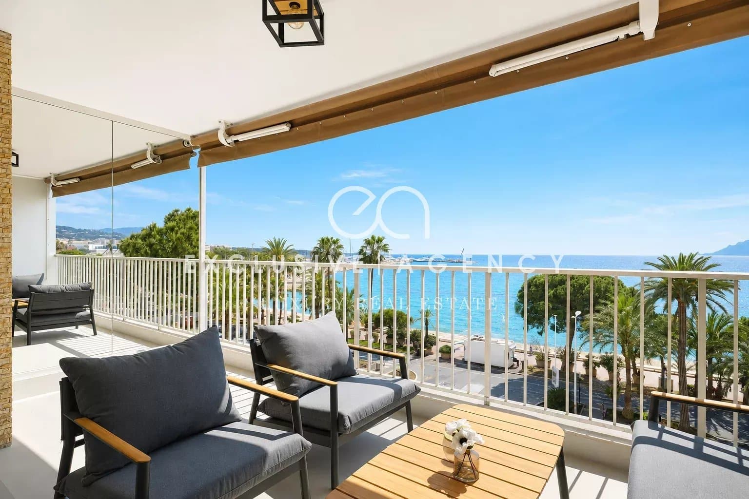 Appartement à Cannes avec vue mer Terrasse d'un appartement à Cannes avec vue sur la mer et la baie, mobilier moderne.