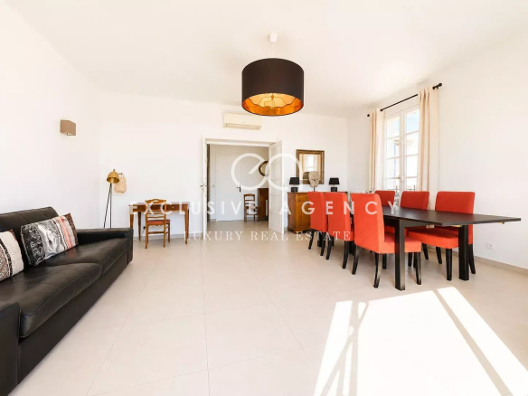 Appartement lumineux avec salon et salle à manger, vue mer à Cannes.