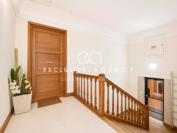 Escalier en bois menant à un appartement dans une maison bourgeoise à Cannes.
