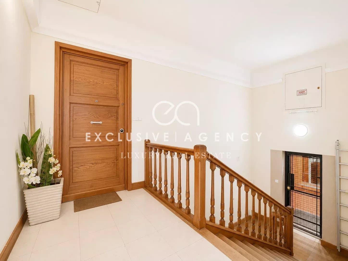 Escalier d’entrée d’un appartement à Cannes Escalier en bois menant à un appartement dans une maison bourgeoise à Cannes.