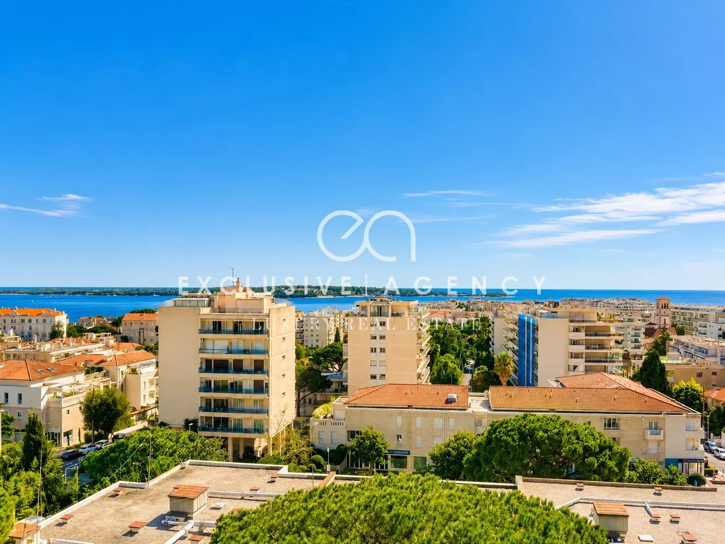 Appartement avec vue mer à Cannes Vue panoramique sur Cannes et la mer depuis un dernier étage