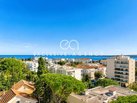Vue panoramique sur la mer depuis un dernier étage à Cannes, avec des bâtiments environnants.