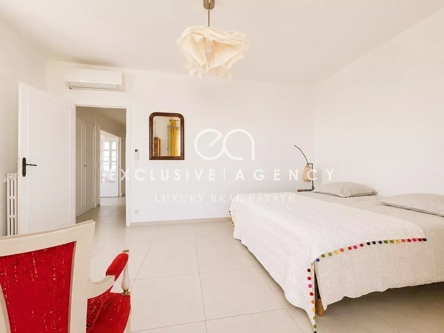 Chambre d’appartement à Cannes Chambre d'un appartement à Cannes avec un lit simple et une décoration minimaliste.