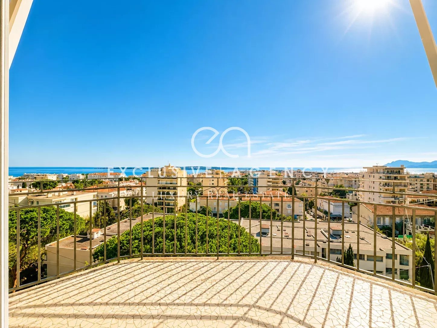 Vue panoramique à Cannes Vue panoramique depuis un balcon sur la ville de Cannes et la mer.