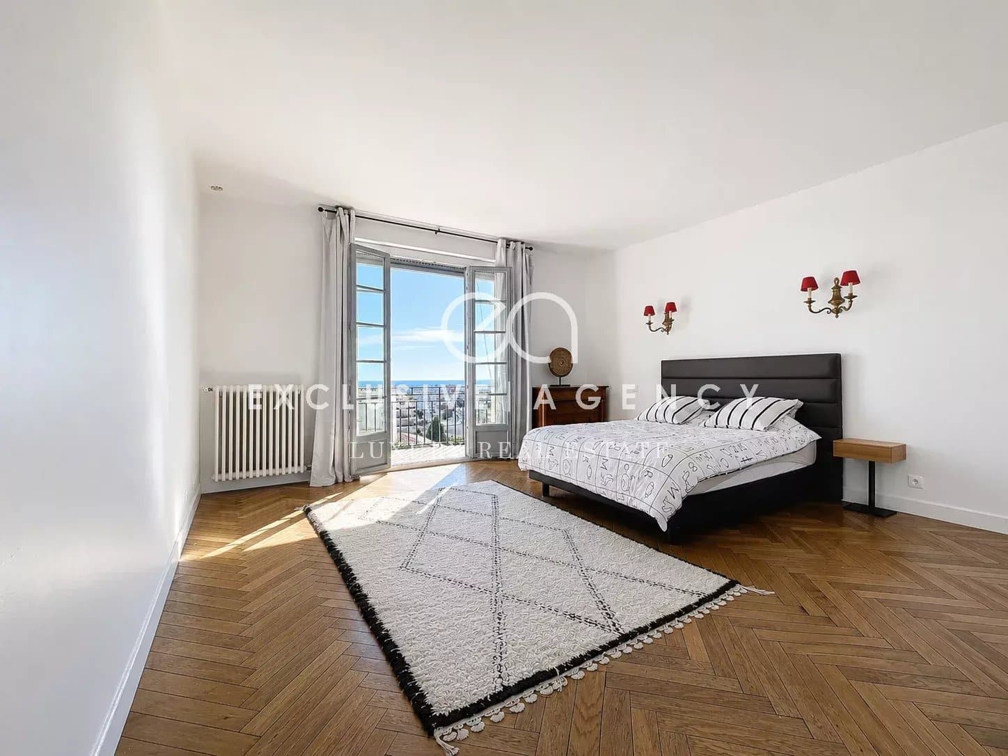 Chambre avec vue à Cannes Chambre spacieuse avec vue mer, parquet en bois et balcon à Cannes.