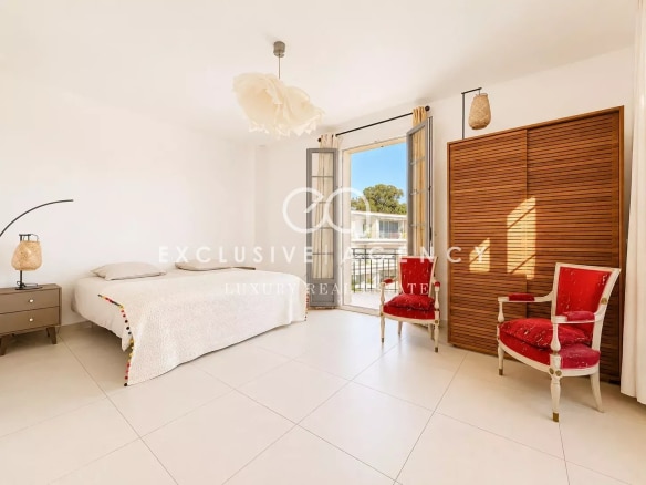 Chambre lumineuse d'un appartement à Cannes avec vue sur la mer, décorée de meubles élégants.