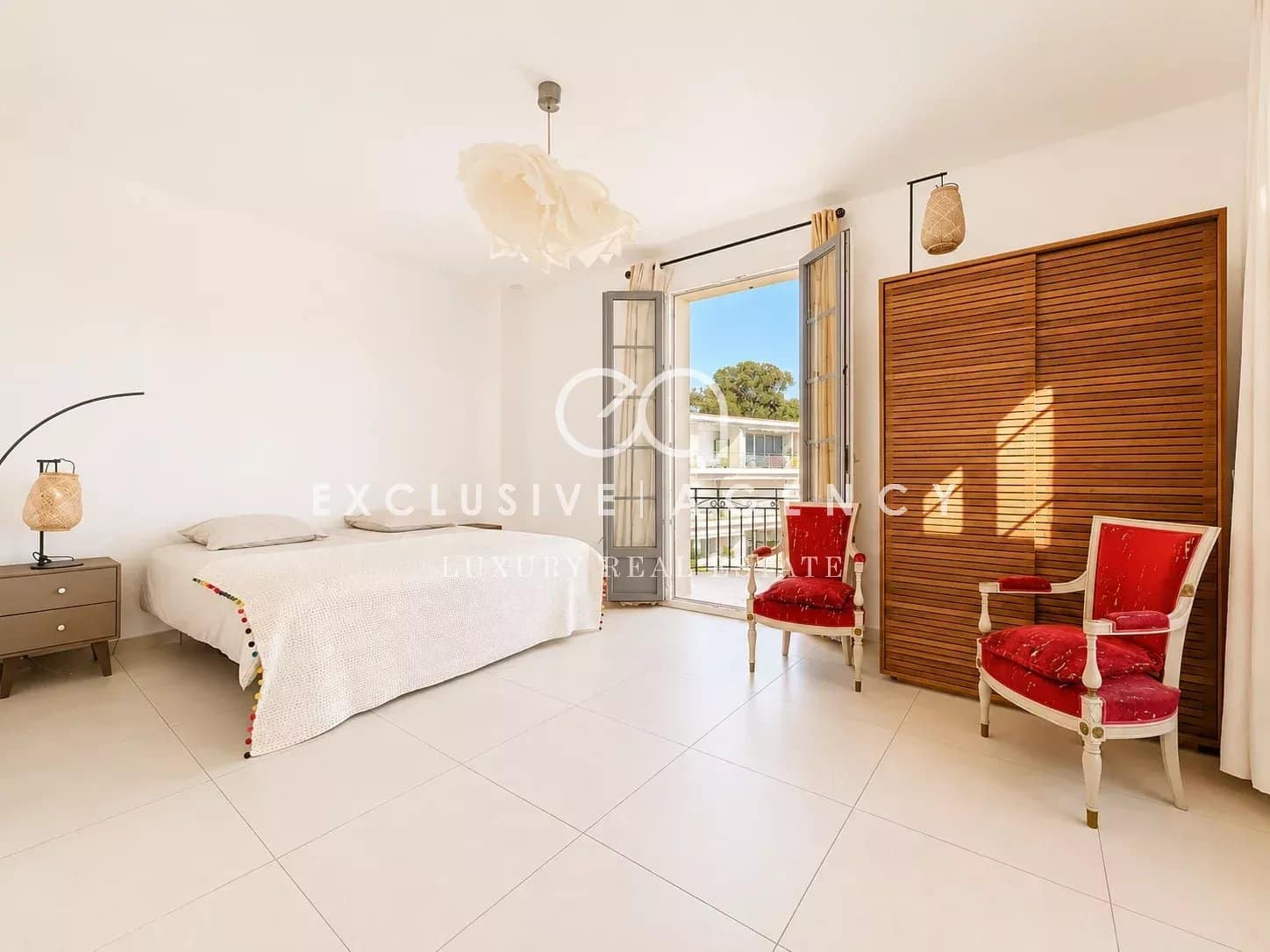 Chambre d’appartement à Cannes Chambre lumineuse d'un appartement à Cannes avec vue sur la mer, décorée de meubles élégants.