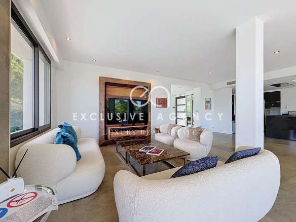 Intérieur d'une villa californienne à Cannes avec salon lumineux et moderne.