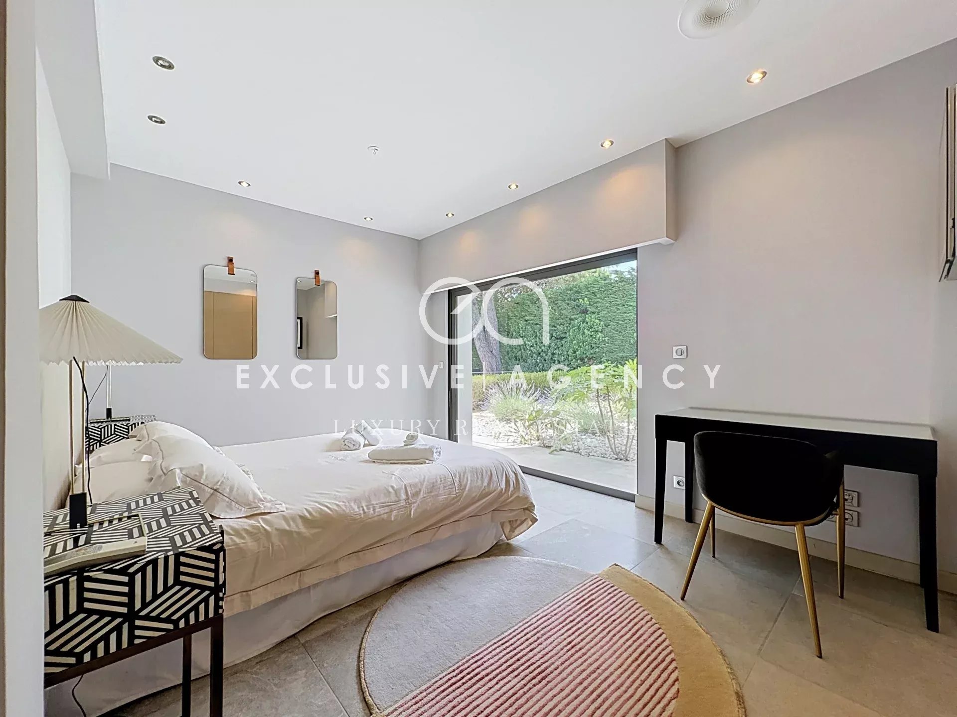 Chambre moderne dans une villa californienne à Cannes, avec accès à l'extérieur.
