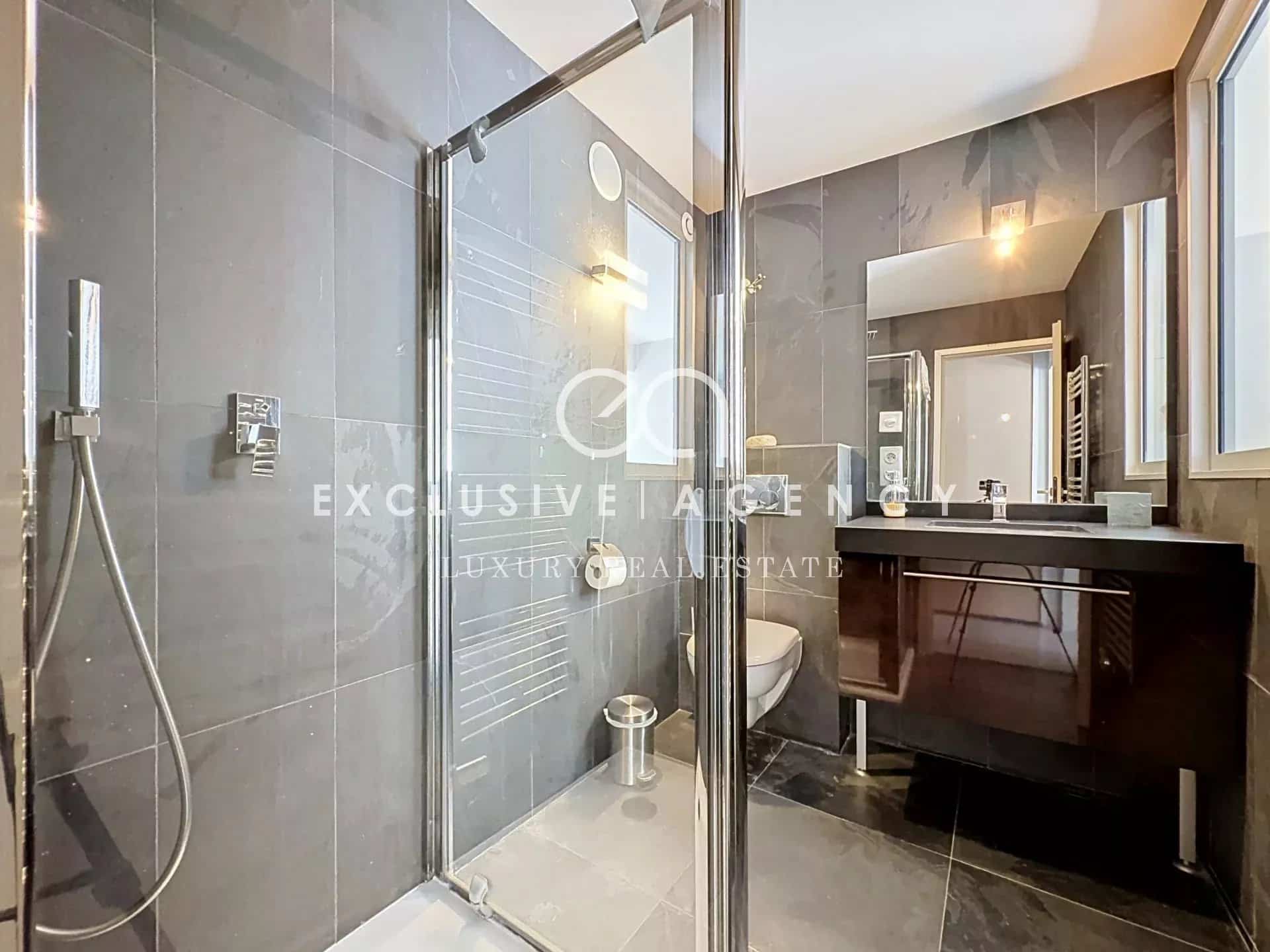 Salle de bain moderne avec douche en verre et meuble lavabo en bois