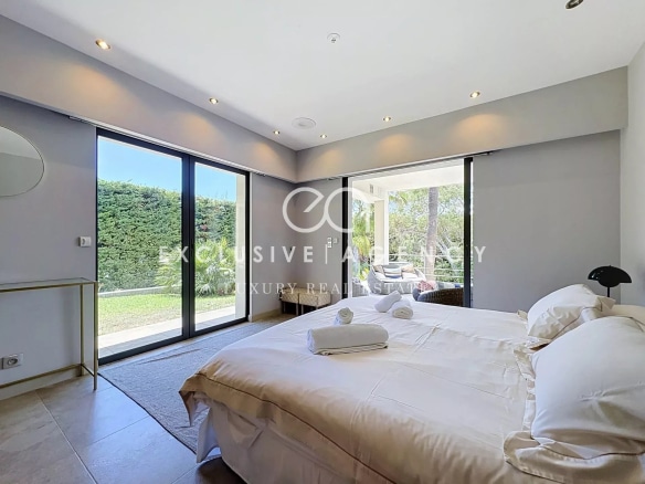 Chambre d'une villa californienne à Cannes avec accès à l'extérieur et vue sur le jardin.
