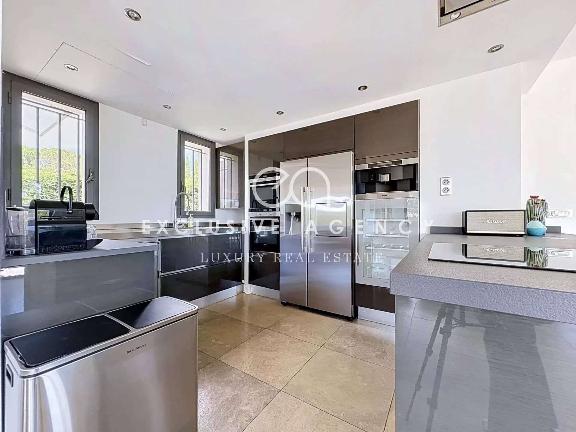 Cuisine moderne et spacieuse dans une villa californienne à Cannes, avec équipements haut de gamme.