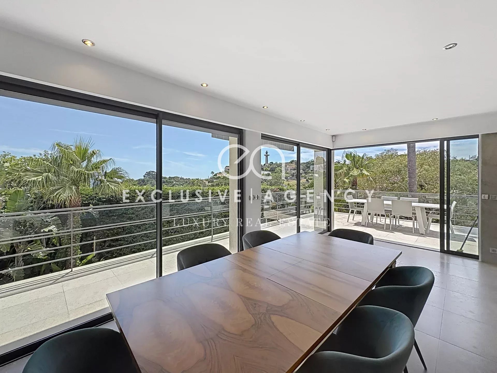Intérieur d'une villa californienne à Cannes avec vue sur la mer, salle à manger moderne