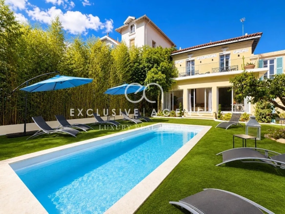 Maison bourgeoise avec piscine et jardin à Cannes, quartier calme et résidentiel.