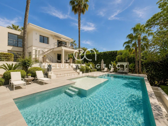 Californian villa with swimming pool in Cannes, sea view and outdoor spaces.