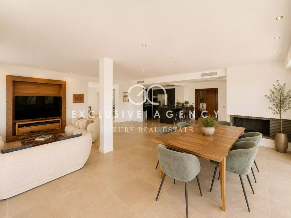 Intérieur d'une villa californienne à Cannes avec salon et salle à manger lumineux.