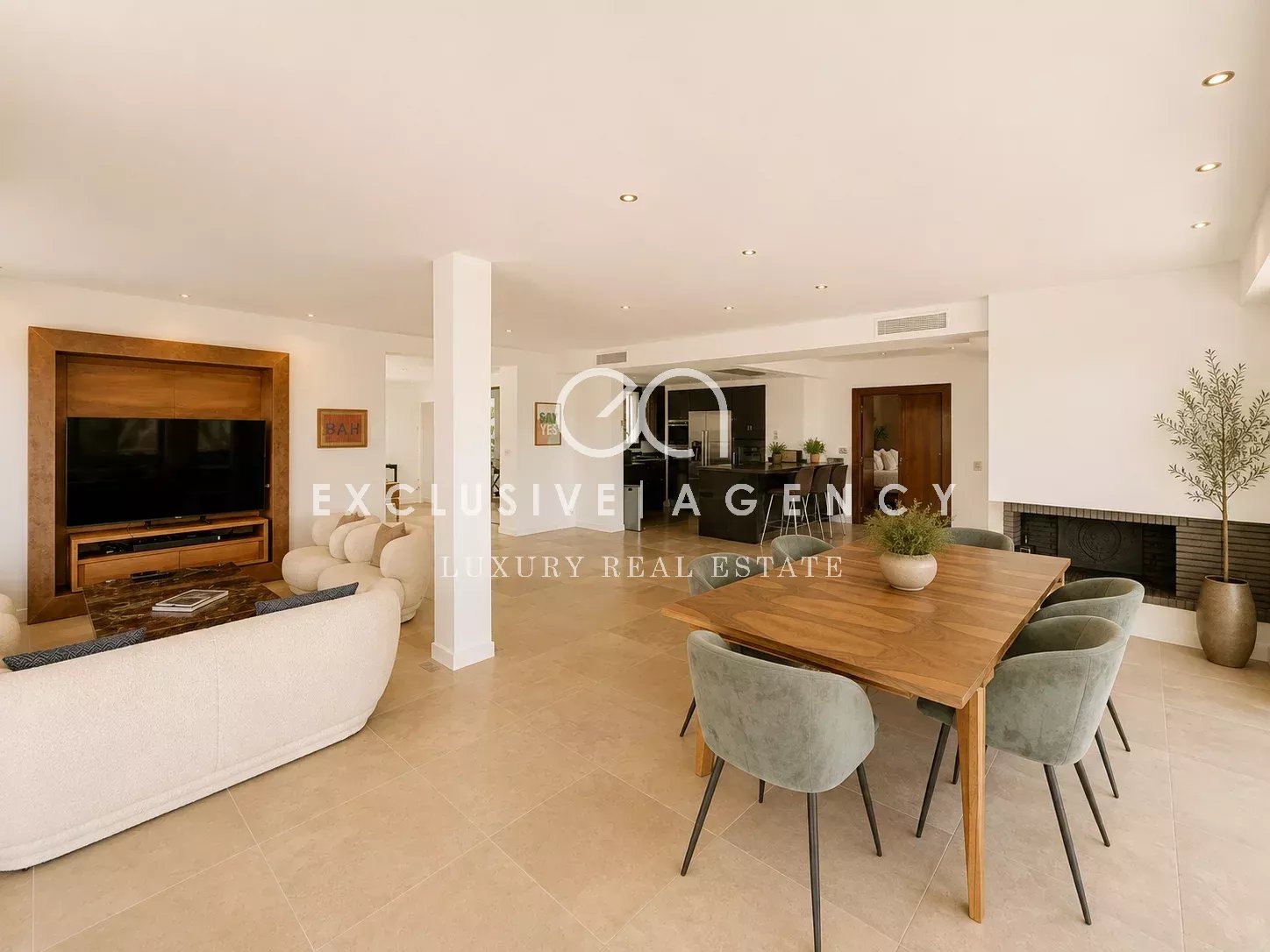 Intérieur d'une villa californienne à Cannes avec salon et salle à manger lumineux.