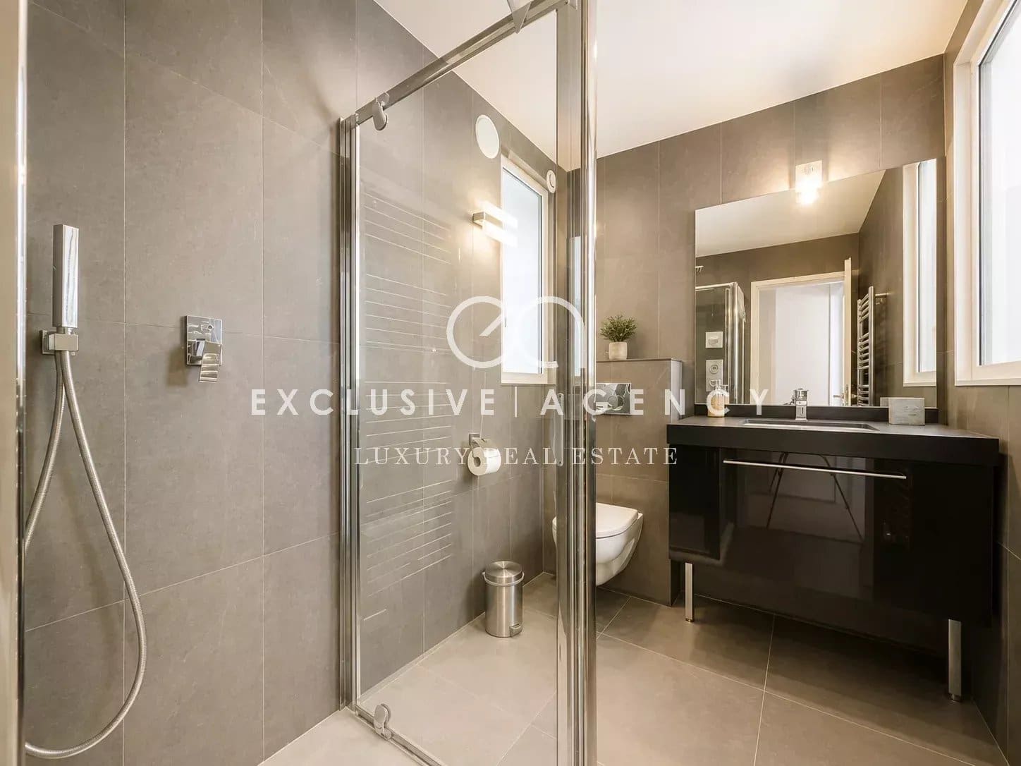 Salle de bain moderne avec douche et meuble vasque dans une villa à Cannes.
