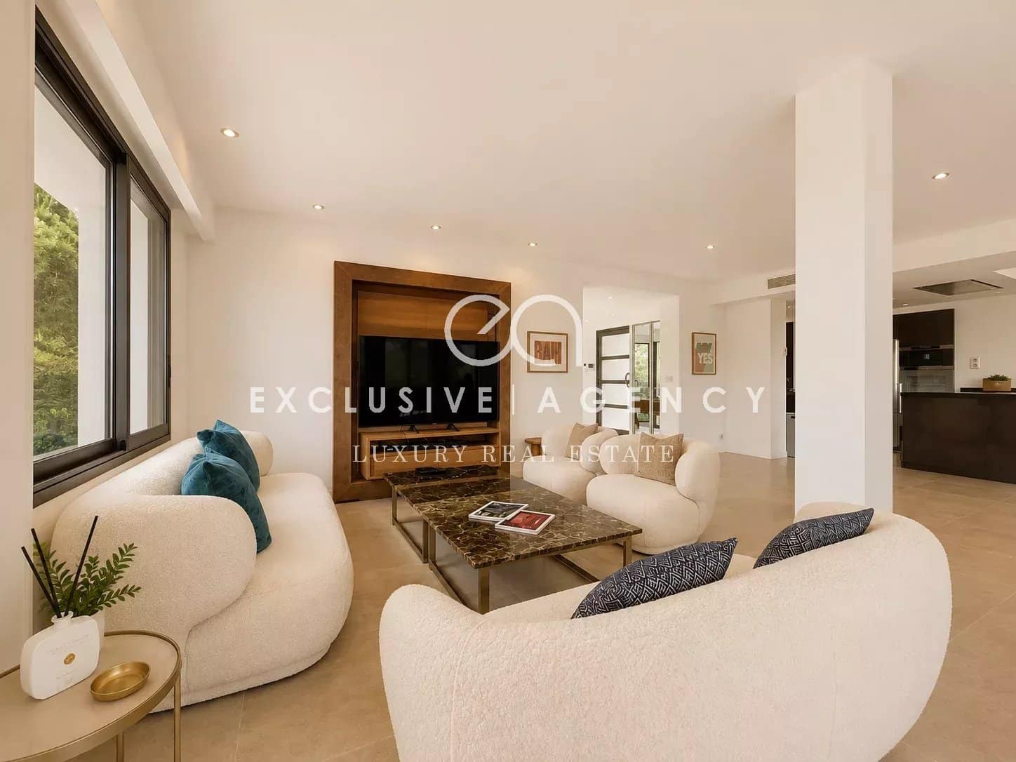 Intérieur d'une villa californienne à Cannes, salon lumineux avec canapé et table basse.