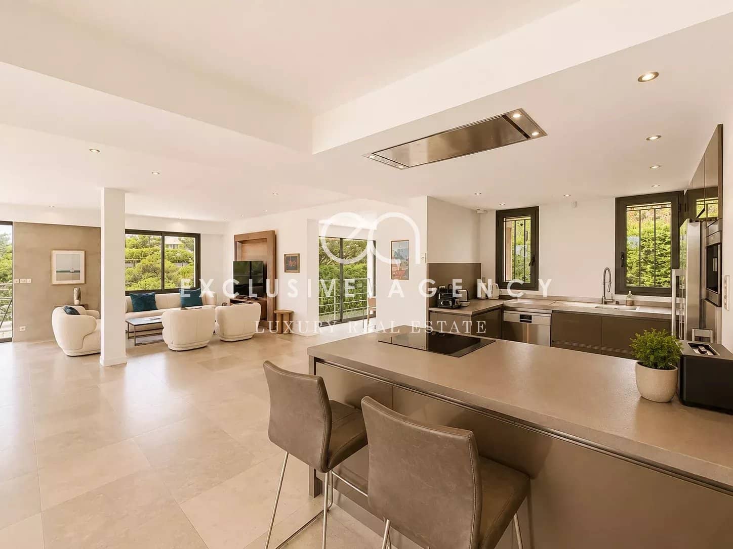Intérieur d'une villa californienne à Cannes avec salon lumineux et cuisine ouverte.
