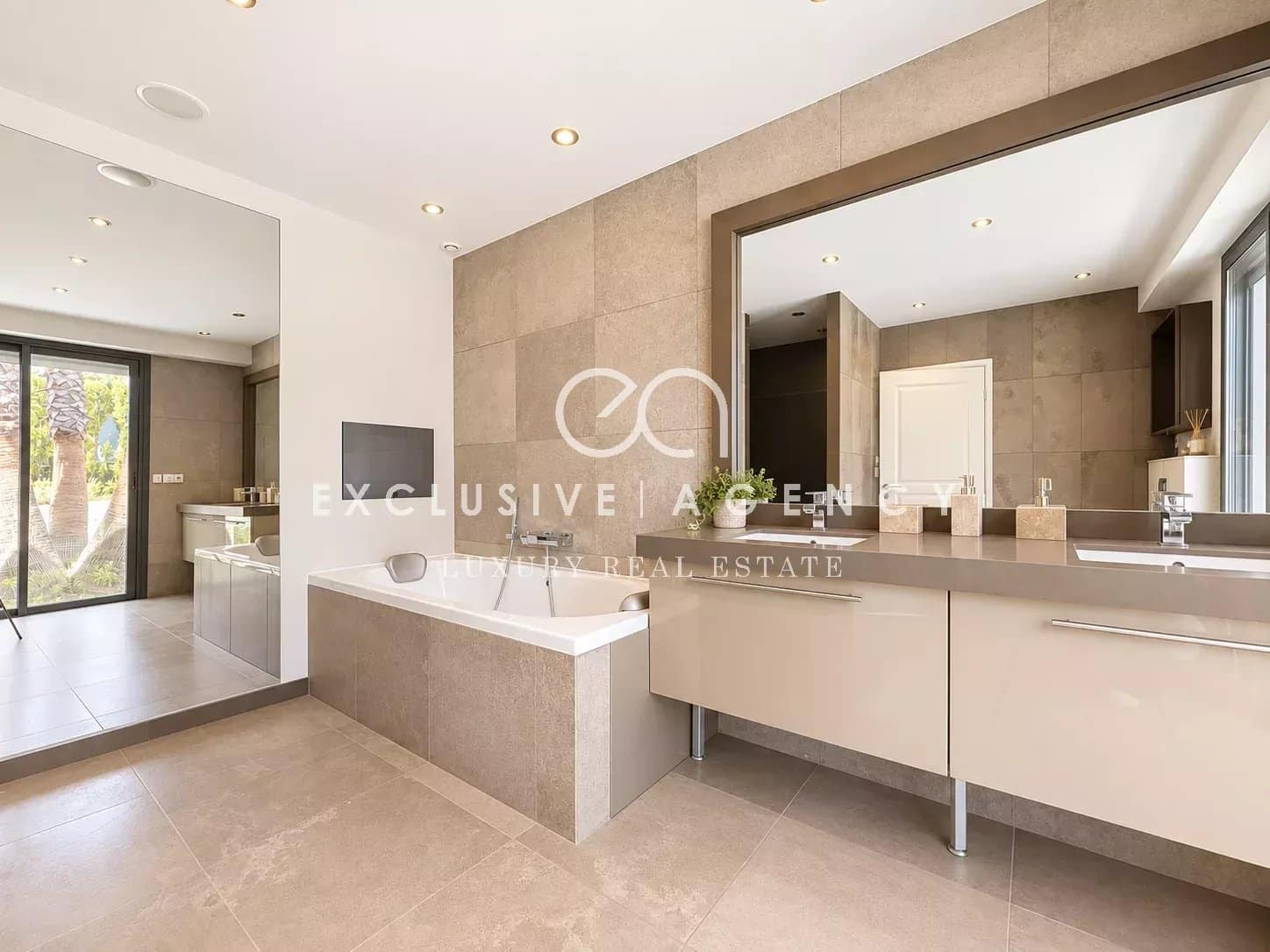 Salle de bain moderne avec baignoire et meuble vasque dans une villa californienne à Cannes.