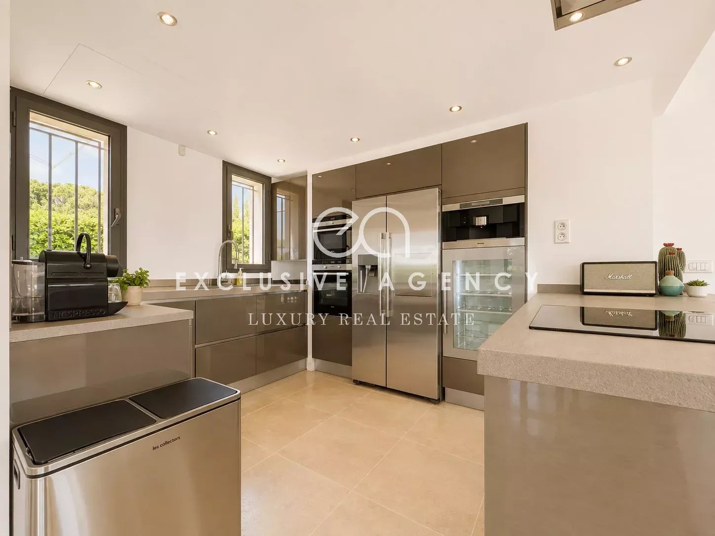 Cuisine moderne dans une villa californienne à Cannes, avec des équipements haut de gamme.