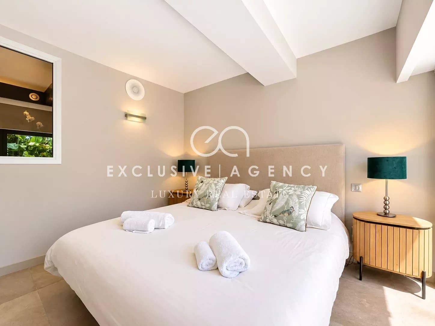 Chambre d'une villa californienne à Cannes avec lit double et décoration moderne.