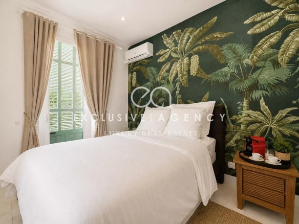 Room in a renovated bourgeois house with walls decorated with plant motifs.