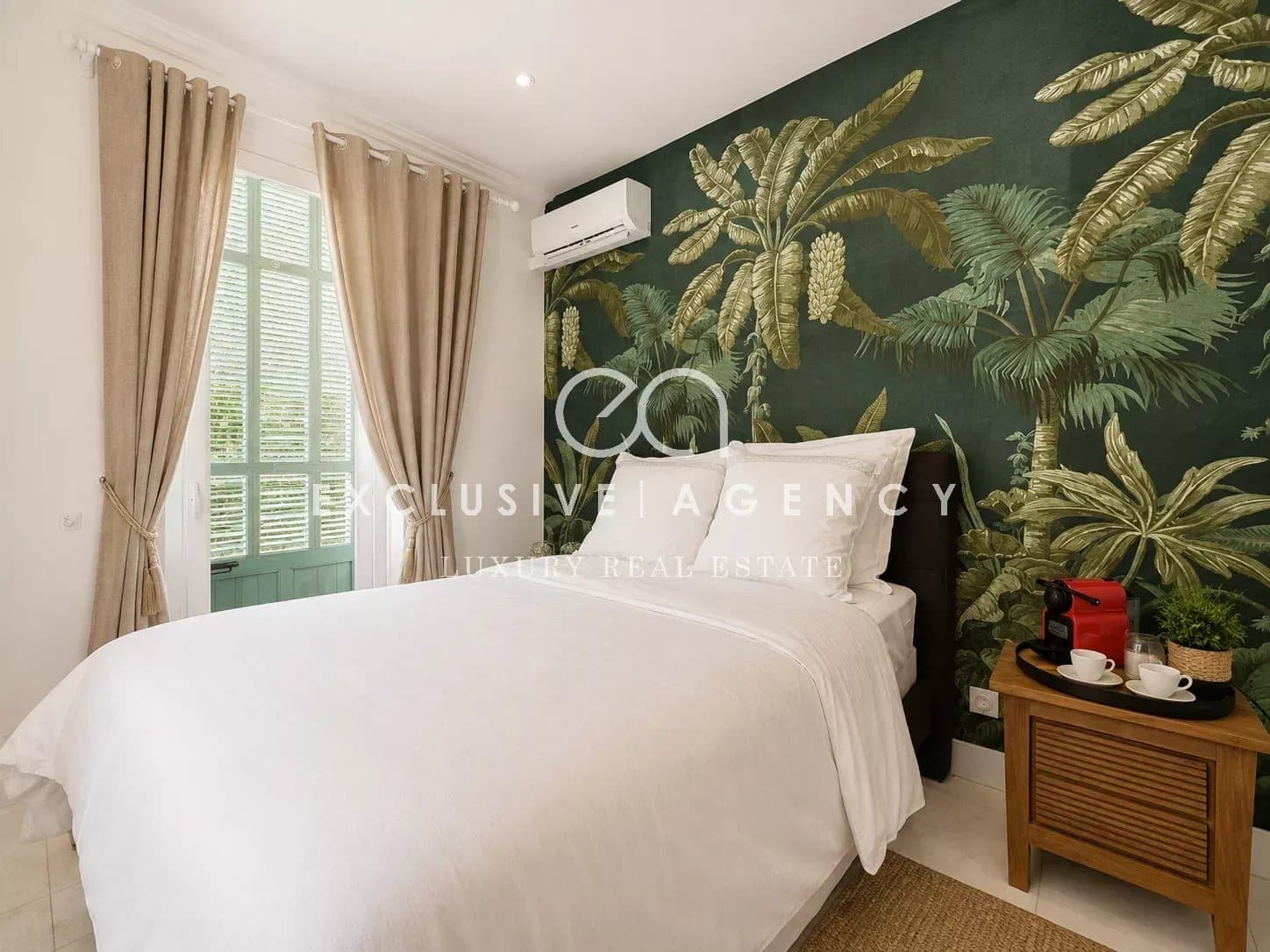 Elegant room in a bourgeois house Room in a renovated bourgeois house with walls decorated with plant motifs.