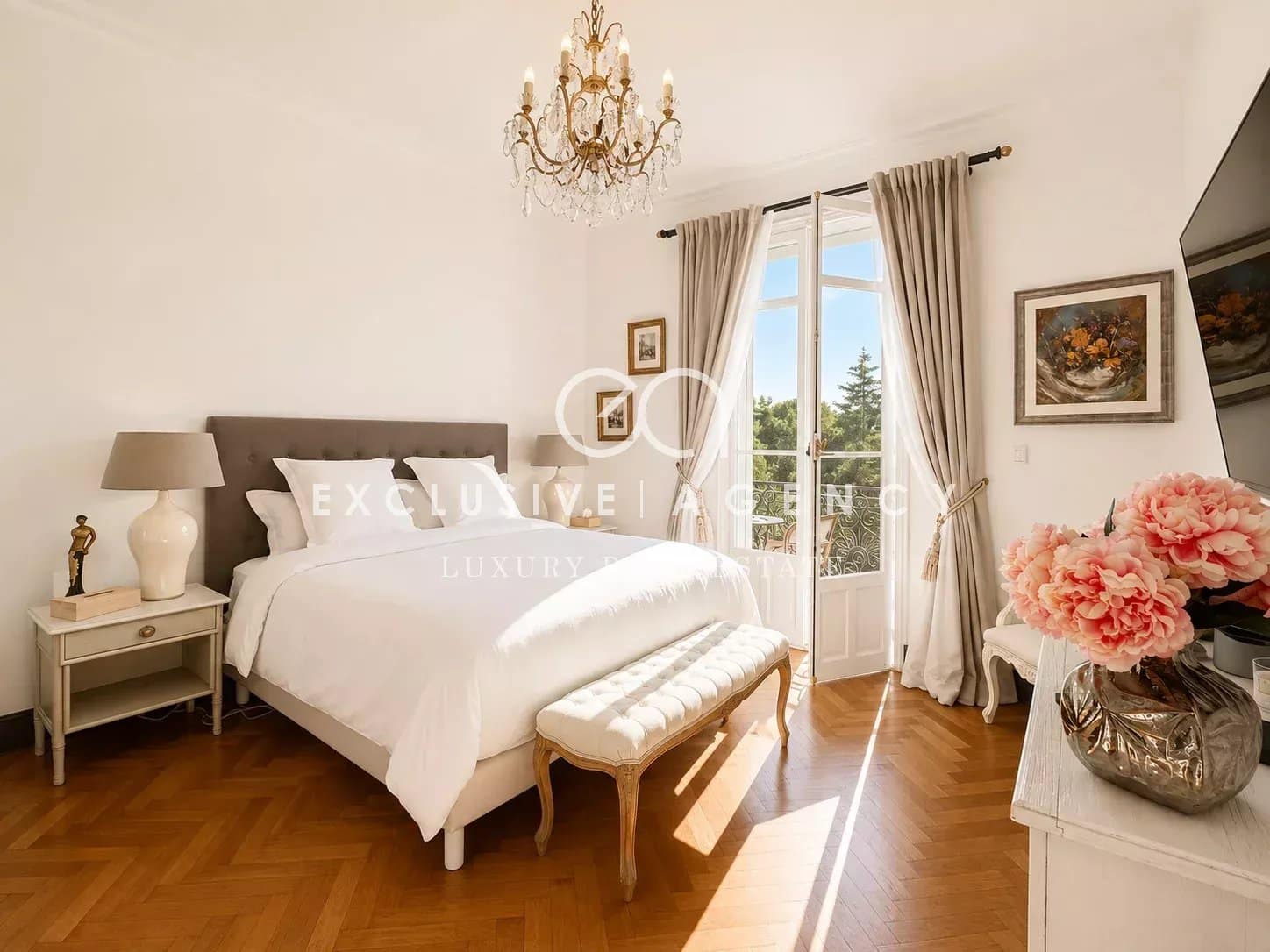 Elegant room in Cannes Room in a bourgeois house in Cannes, with a double bed and a bright balcony.