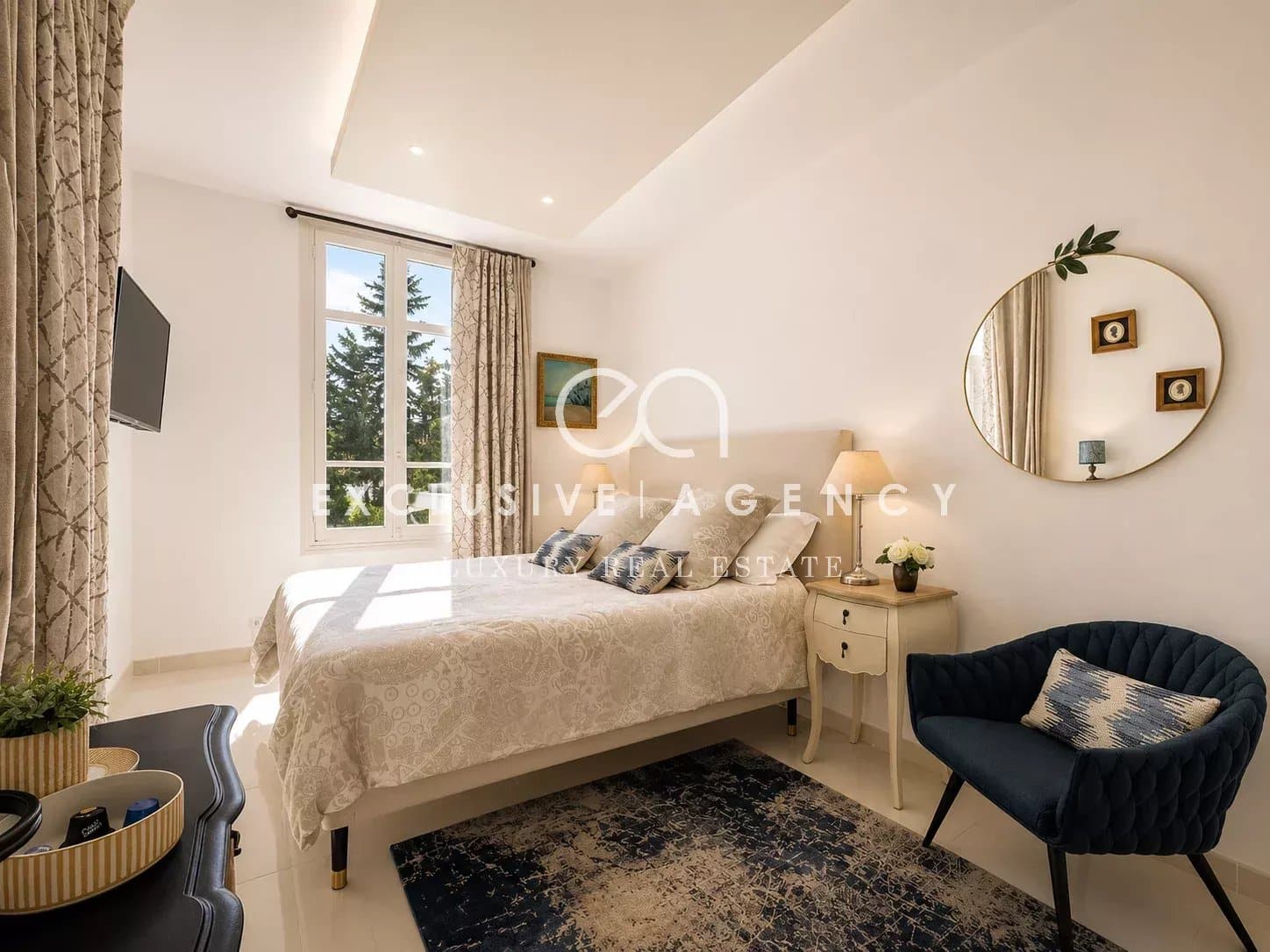 Elegant room in Cannes Room in a renovated bourgeois house in Cannes, with natural light and elegant decor.