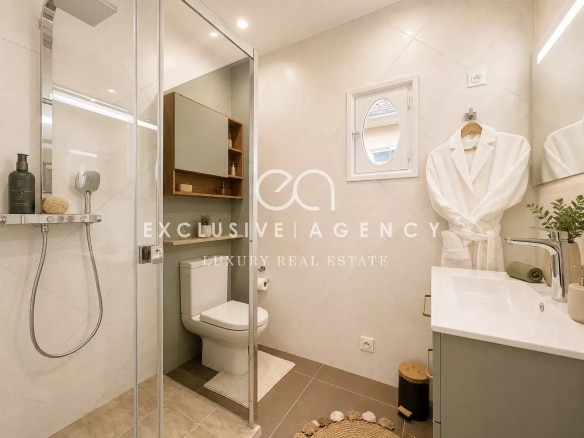 Modern bathroom with shower, sink and toilet in a bourgeois house in Cannes.