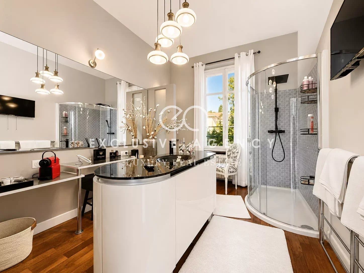Elegant bathroom in a bourgeois house Modern bathroom with shower, sink and mirror, natural light, elegant decor.