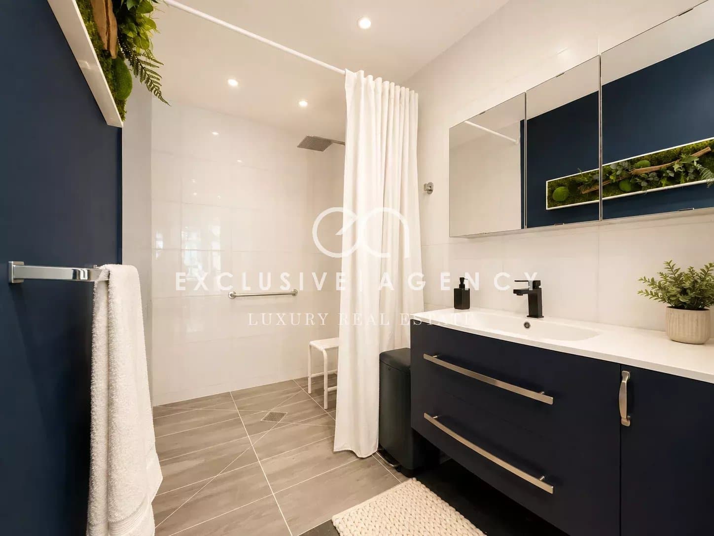 Renovated bathroom Modern bathroom with shower, vanity unit and contemporary decor.