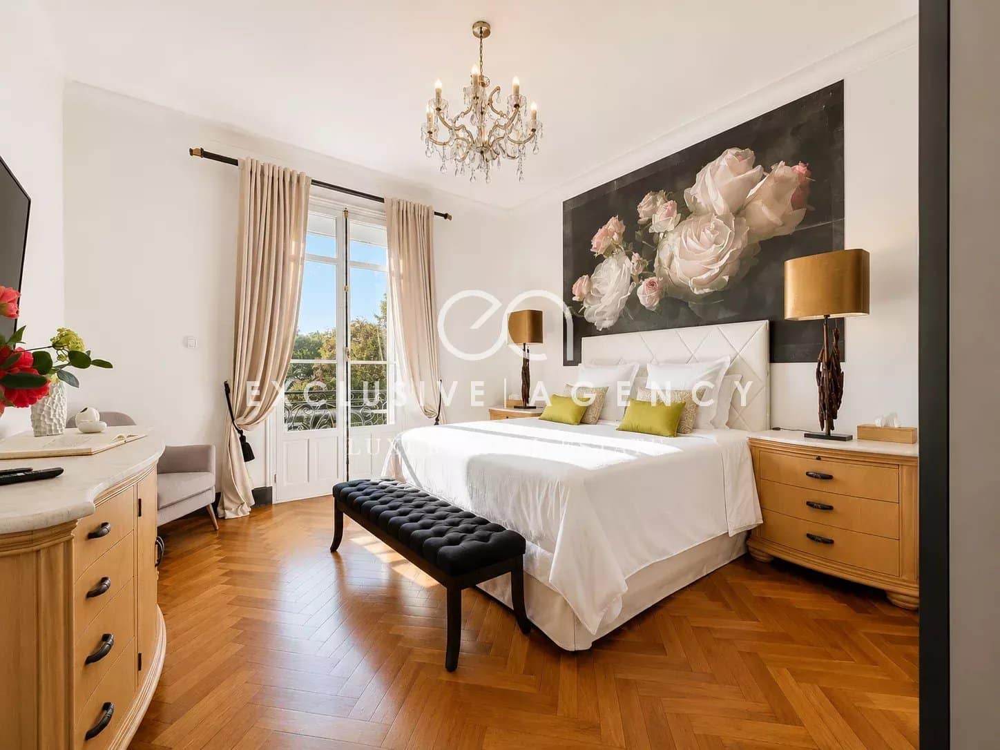 Elegant room in Cannes Room in a bourgeois house in Cannes, with a double bed and elegant decor.