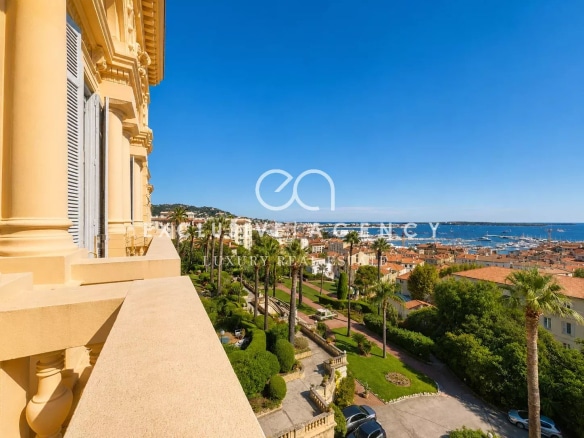 Vue panoramique sur la mer depuis un balcon d'un appartement à Cannes, quartier Stanislas.