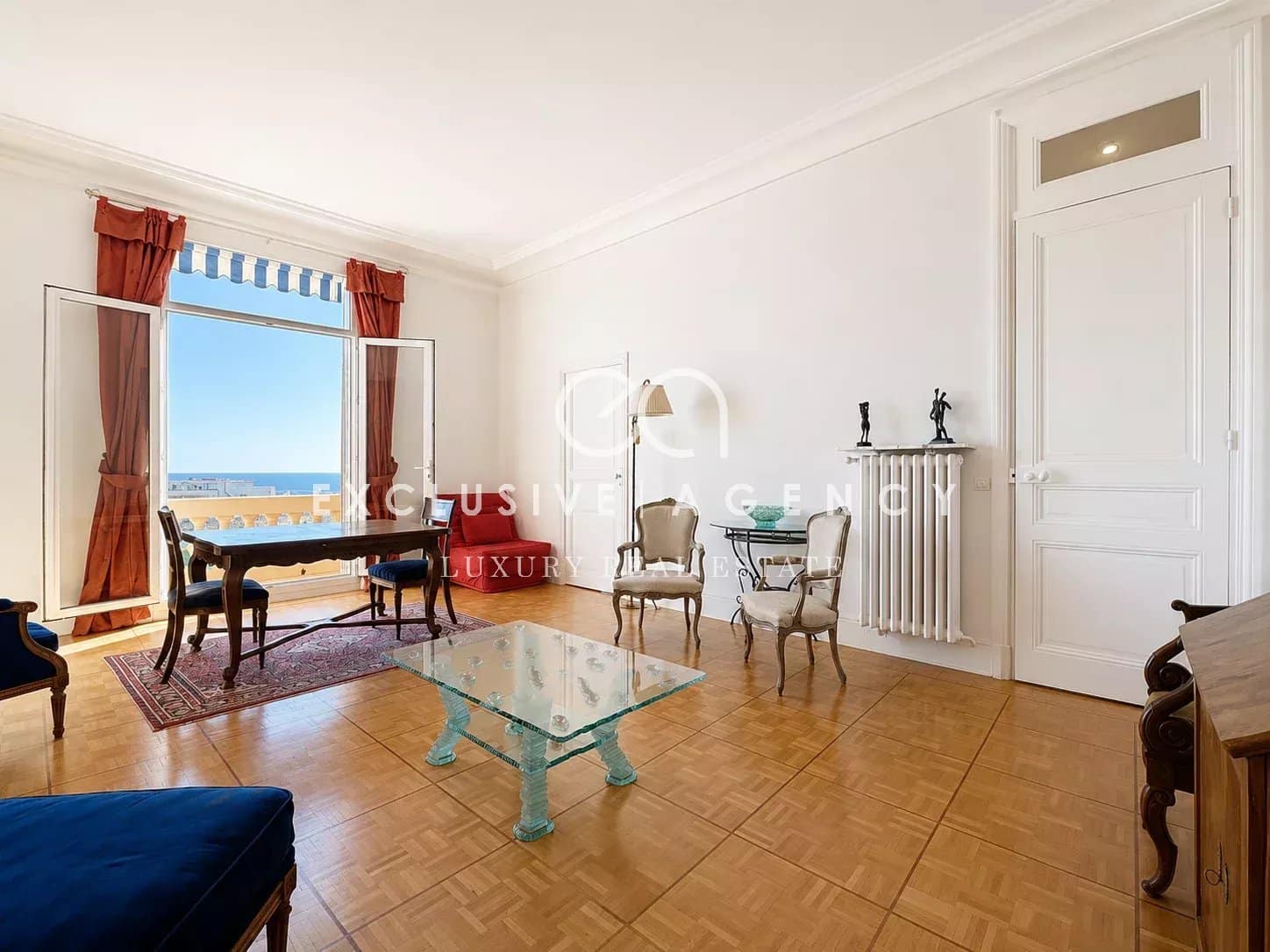 Appartement à Cannes avec vue mer Salon lumineux d'un appartement à Cannes avec vue mer, mobilier élégant et parquet au sol.