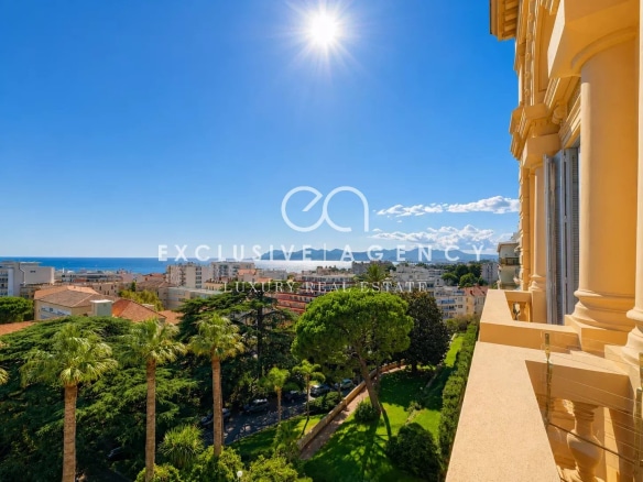 Vue panoramique sur la mer depuis un balcon au dernier étage d'un immeuble à Cannes.