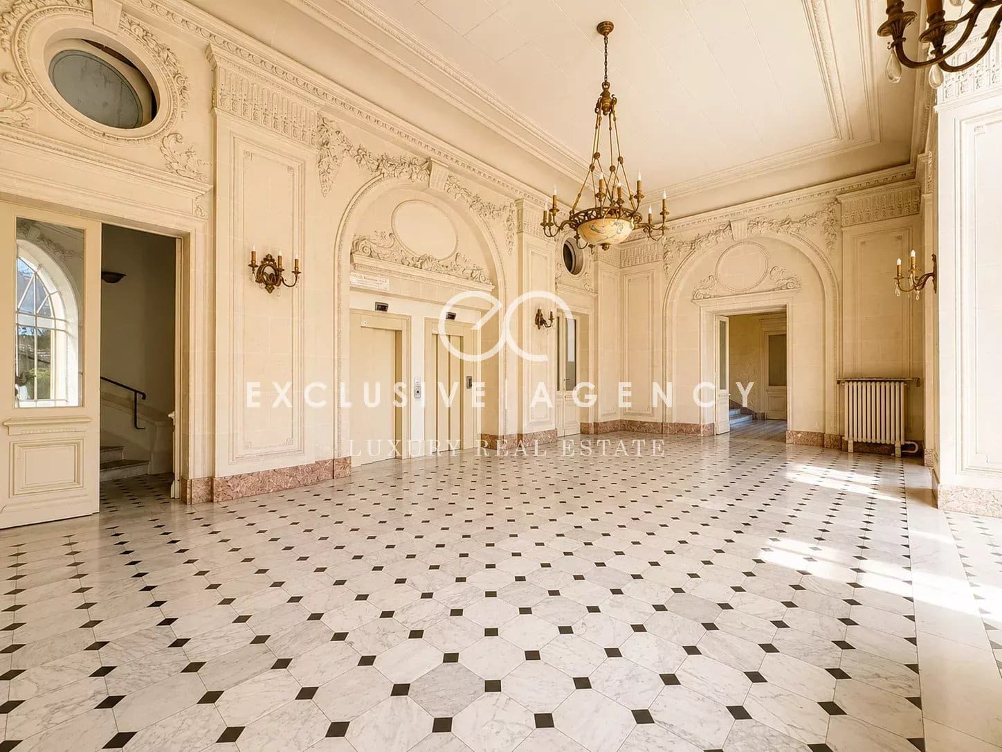 Intérieur d’un immeuble bourgeois à Cannes Intérieur d'un immeuble bourgeois à Cannes avec un sol en marbre et des murs ornés.