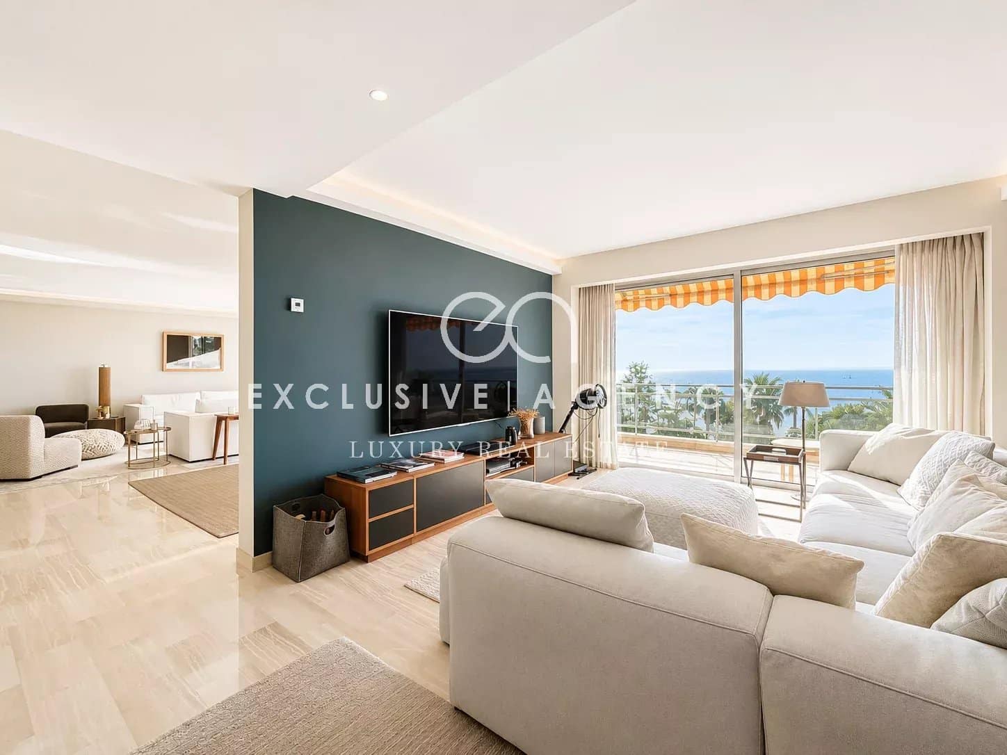 Appartement d’exception à Cannes Salon spacieux d'un appartement avec vue sur la mer à Cannes, décor moderne et lumineux.