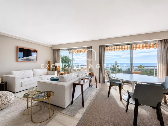 Salon lumineux d'un appartement avec vue mer à Cannes, mobilier moderne et élégant.