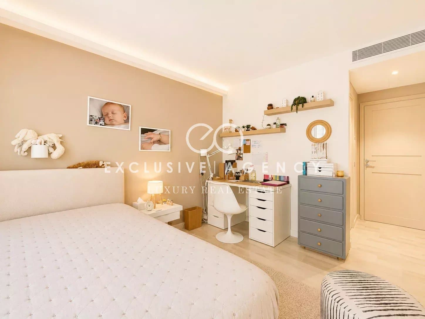 Chambre d’appartement à Cannes Chambre d'un appartement moderne avec décoration élégante et mobilier contemporain.