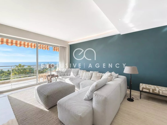 Salon lumineux d'un appartement à Cannes avec vue mer panoramique.