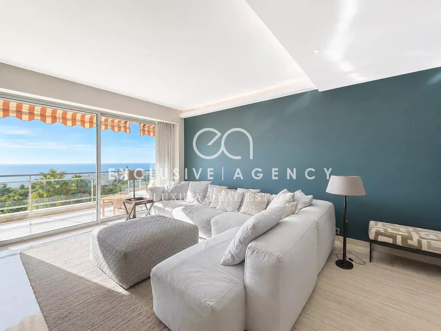 Appartement d’exception à Cannes Salon lumineux d'un appartement à Cannes avec vue mer panoramique.