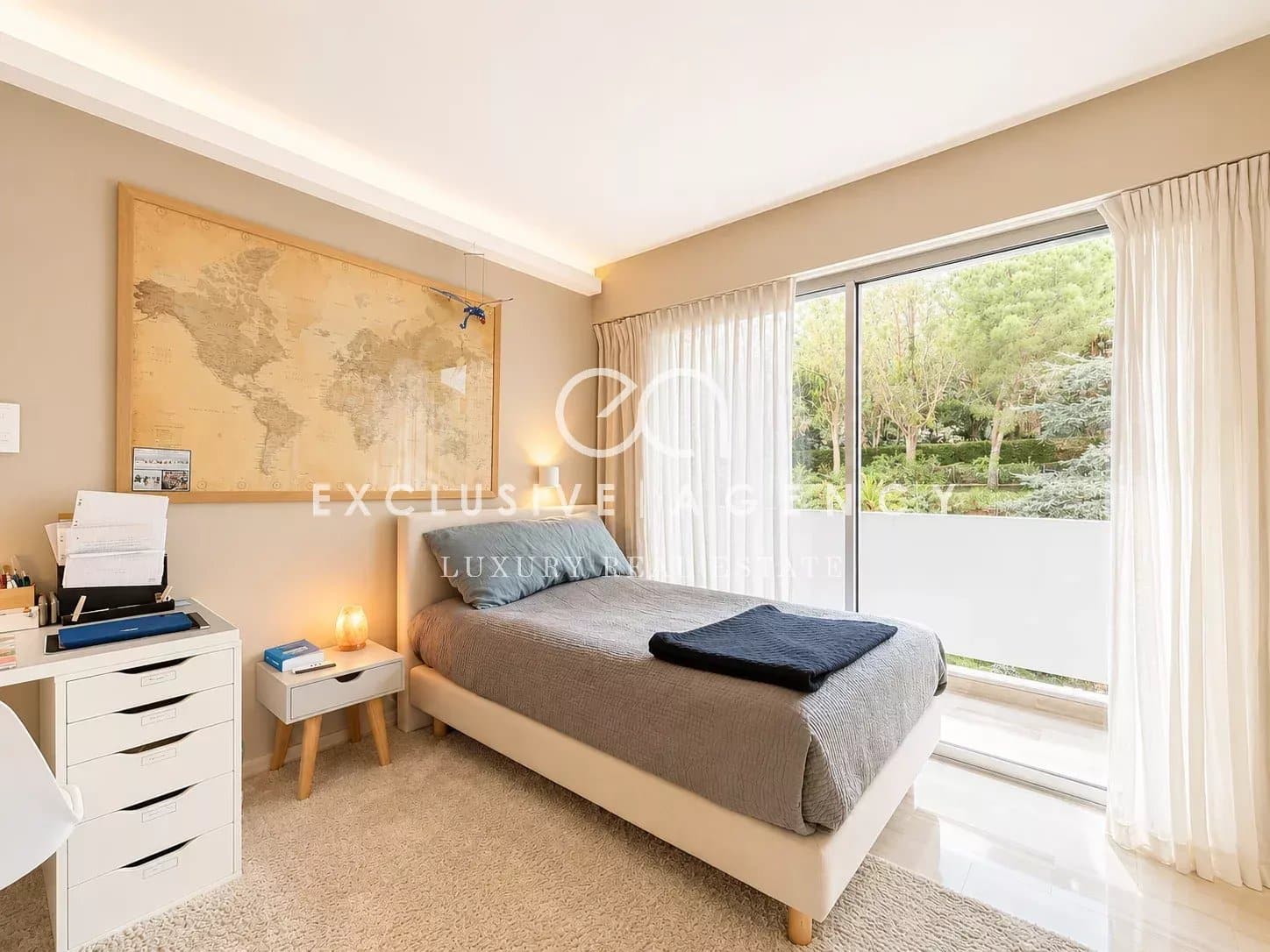 Chambre d’appartement à Cannes Chambre d'un appartement à Cannes avec vue sur un jardin, décor moderne et lumineux.