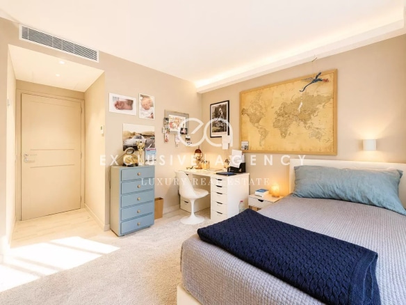 Chambre d'un appartement de luxe à Cannes avec décoration moderne et lumineuse.