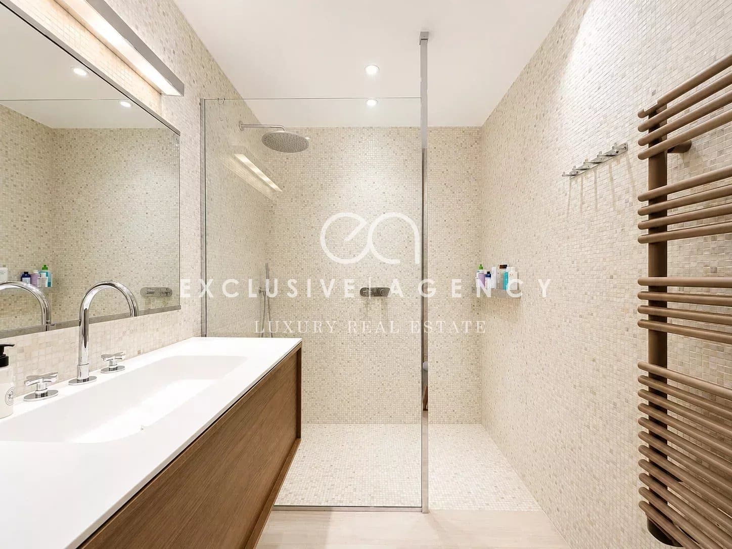 Salle de bain moderne à Cannes Eden Salle de bain moderne avec douche à l'italienne et meuble vasque en bois